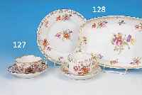 TASSE MIT UNTERTASSE, DRESDEN, 30ER JAHRE, PORZELLAN, REICHE BUNTE BEMALUNG VON SCHäFER- SZENEN IN KARTUSCHEN UND BLUMENBOUQUETS, GOLD-STAFFAGE, ...
