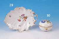 DECKELDOSE, MEISSEN, 2. H. 20. JH., 2. WAHL,PORZELLAN, BUNTE BEMALUNG, BLUMENBOUQUET U. STREUBLüMCHEN, GOLDRäNDER, H. CA. 6,5 CM, D. 9,5 CM