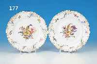 ZWEI TELLER, NYMPHENBURG, UM 1910, PORZEL- LAN, QUALITäTV. BUNTE BEMALUNG, BLUMENBOUQUETSU. STREUBLüMCHEN, RELIEFIERTE RäNDER MIT ...