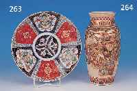 ZIERTELLER, JAPAN, IMARI, UM 1900, PORZEL- LAN, BUNTE FLORALE BEMALUNG, D. 30,5 CM, GOLD-STAFFAGE, MIN. BER.
