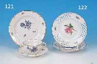 GEDECK, NYMPHENBURG, UM 1950, PORZELLAN, BLAUE BLUMENMALEREI, STREUBLüMCHEN, GOLDSTAF- FAGE, TASSENH. CA. 5 CM; D. CA. 8,5 CM