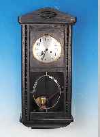Wanduhr, deutsch, um 1930, schwarz gebeiztesHolzgehäuse, Schwungbereich des Pendels facet-tiert verglast, Zifferblatt versilbert (be- rieben), ...