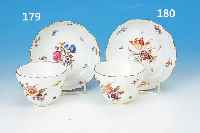 TASSE MIT UNTERTASSE, MEISSEN, UM 1870-80, 1. WAHL, PORZELLAN, REICH BUNT BEMALT MIT BLUMENBOUQUET, STREUBLUMEN UND INSEKTEN, GOLD-RAND, H. CA. ...