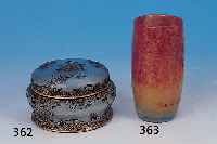 DECKELDOSE, DAUM, NANCY, UM 1895, FARBLOSES GLAS, ROT üBERFANGEN, GOLDSTAFFAGE, GESCHNITTEN, GESCHLIFFEN U. GEäTZT, H. 6 CM, D. 11 CM