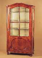 Vitrine, um 1870, Kirschbaum furniert, dreiseitig verglast, Inneneinrichtung, ca. 179 x 95 x 45 cm, mit Alters- und Gebrauchs- spuren