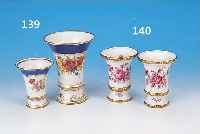 PAAR VASEN, DRESDEN, 40/50ER J., PORZELLAN, PURPURFARBENE BEMALUNG, FLORALER DEKOR, GOLDSTAFFAGE, 1 X INNEN MIT STREUBLüMCHEN BE- MALT, H. ...