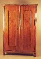 Schrank, um 1880, Ulme massiv und furniert, zweitürig, Türen mit geraden vertieften Fül- lungen, zerlegbar, ca. 182 x 128 x 52 cm, ohne ...