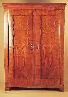 SCHRANK, UM 1860, ULME MASSIV UND FURNIERT, ZWEITüRIG, FADENINTARSIEN, SELBSTZERLEGEND, DA OHNE KEILE, MIT ALTERSBEDINGTEN RISSEN UND KLEINEREN ...