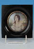 MINIATUR, FRANKREICH, ENDE 19. JH., PORTRAIT EINER DAME, AUF ELFENBEIN GEMALT, HOLZRAHMEN, UNTER GLAS, D. 7 CM