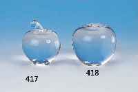 PAPERWEIGHT, TIFFANY, 20. JH., FARBLOSES GLAS, IN FORM EINES APFELS, SIGN., H. 8 CM