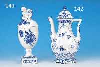 KAFFEEKANNE, ROYAL KOPENHAGEN, UM 1910, PORZELLAN, BLAUE BEMALUNG, ZWIEBELMUSTER, DECKEL MIT PARTIELLER DURCHBRUCHARBEIT, H. 30 CM