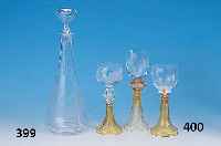 ZWEI KARAFFFEN, UM 1900/10, FARBLOSES GLAS, JE EINE GRAVIERTE JAGDSZENE, SPRINGENDES WILD, PARTIELL FACETTIERT, H. CA. 35 CM