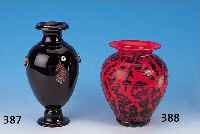 VASE, LöTZ, UM 1906/08, FARBL. GLAS MIT RO- TEM GLASüBERFANG, SCHWARZE ABSTRAKTE BEMALUNG,H. 20 CM