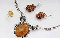 SCHMUCKKONVOLUT MIT BERNSTEIN, 925ER SILBER, BEST. AUS: COLLIER MIT GROßEN BERN- STEINCABOCHON, ABSTR. VEGETABILER DEKOR, HANDARBEIT, ...