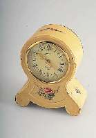 TISCHWECKER MIT WALZENSPIELWERK, VON SCHMID,DEUTSCHLAND UM 1954, METALL LACKIERT, BLüTEN- DEKOR BER., MUSIKTHEMA SCHLAFLIED "GUTEN ABEND, ...