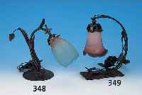 TISCHLAMPE, FRANKREICH, 30ER JAHRE, SCHIRM FARBLOSES GLAS, ZWISCHEN DEN SCHICHTEN VIO- LETT, ROSA U. ORANGEFARBEN EINGEPUDERT, AM UNTEREN RAND ...