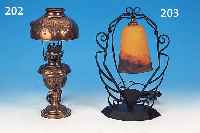 TISCHLAMPE, FRANKREICH, 30ER JAHRE, SIGN. DEGUE, SCHIRM FARBLOSES GLAS, ZWISCHEN DEN SCHICHTEN ORANGE, BLAU U. ROT EINGEPUDERT, EISENFUß, ...
