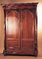 GROßER SCHRANK, FRANKREICH, UM 1900, NUß- BAUM MASSIV, SäULENDEKOR, INNEN ZWEI BöDEN, SCHöNE VERARBEITUNG, LEICHTE ALTERSSCHäDEN, OHNE ...