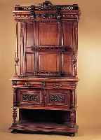 GROßES BUFFET, FRANKREICH, UM 1880/90 NUßBAUM MASSIV, MIT MARMORPLATTE, HOHER GESCHNITZER AUFBAU, SEHR ELEGANT UND DEKRATIV L. ...