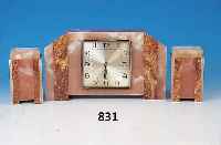 Kaminuhr mit zwei Beistellern, Frankreich, um 1930, geädertes Marmorgehäuse im Art Deco Stil, Glasdeckel, Metallzifferblatt, Stunden- zeiger ...
