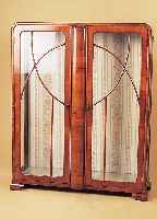 Vitrine, England, 30er Jahre, Nußbaumfurnier, zwei Glasböden, aufgearbeitet,114 x 91 x 30 cm