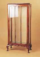 Kleine Vitrine, England, 30er Jahre, Nußbaumfurnier, zwei Glasböden, aufge- arbeitet, 122 x 62 x 30 cm