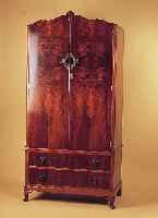 Kleiderschrank, England, 30er Jahre, Nußbaumfurnier und Wurzelnußfurnier, innen z.T. helles Furnier und Mahagonifurnier, große ...