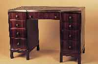 kleiner Schreibtisch, England, um 1900, Mahagonifurnier, z.T. massiver Korpus, neun Schubladen, Lederplatte, aufgearbeitet, dunkel ...