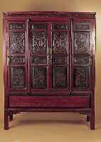 VIELZWECKSCHRANK, CHINA, 2. HäLFTE 19. JH., HOLZ REICH ROT GELACKT UND IN KASSETTEN GE- SCHNITZT, VIERTüRIG, INNENEINRICHTUNG MIT EIN-LEGEBöDEN ...