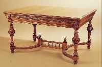 TISCH, DEUTSCH, UM 1880/90, HELLE EICHE MASSIV UND FURNIERT, FUß TEILS GEDRECHSELT UNDGESCHNITZT, CA. 73 X 127 X 99 CM, MIT ALTERS- BEDINGTEN ...