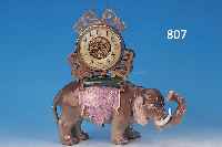TISCHUHR, MEISSEN, UM 1880/90, 2. WAHL, POR-ZELLAN, IN FORM EINES ELEFANTEN, SCHWANZ REST./-ENDE FEHLT, BEMALT, GOLDSTAFFAGE, RESTAU- RIERT, UHR ...