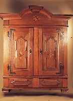 Großer Dielenschrank, Barockstil, um 1880, Eiche massiv, kassettiert, Eisenbeschläge, prunkvoll, l. Altersspuren, 215 x 220 x 77cm ...