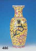 GROSSE VASE, CHINA, UM 1900, PORZELLAN, GELBGRUNDIG, REICH BUNT BEMALT MIT ORNAMENTEN UND DRACHEN, H. 61 CM