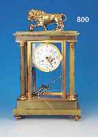PENDULE, FRANKREICH, UM 1910/30, ONYXGEHäUSE, VIER VOLLPLASTISCHE SäULEN, VER- STELLBARE FüßE, KAPITELLE- U. BASEN ...