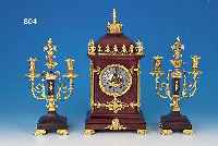 KAMINUHR MIT ZWEI BEISTELLERN, FRANKREICH, UM 1900, POLIERTES HOLZGEHäUSE REICH BESETZT MIT POLIERTEN APPLIKATIONEN, IM SOCKEL HISTO- RISIERENDE ...