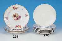DREI KLEINE TELLER, KPM BERLIN, UM 1900-10, PORZELLAN, RELIEFIERTER RAND, BUNTE BLUMEN- MALEREI, GOLDRAND, LEICHT BERIEBEN, D. JE CA. 17.5 CM
