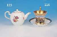 KLEINE TEEKANNE, KPM BERLIN, UM 1900-10, PORZELLAN, RELIEFIERT UND BUNT FLORAL BEMALT, GOLDRAND, H. CA. 10.5 CM