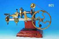 Uhrmacherwerkzeug, Klammerdrehbank, sog. BurinFixe, um 1880, große Ausführung, orig. Holz-sockel, Stahl/Messing, prismatische Wange mit ...