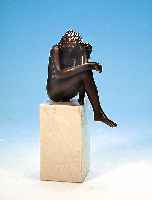 Bruni, Bruno, Bronzefigur, weiblicher sitzender Akt, sign. und num. 406/1250 mit Marmorsockel, H. 17 cm