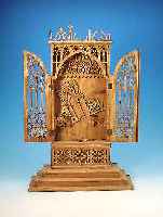 Hausaltar, süddeutsch, um 1870/80, Zierbel- kiefer, geschnitzt u. gesägt, mit zwei heraus-klappbaren Kerzenhaltern, Sockel und einige Leisten ...