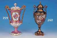 DECKELPOKAL, FRANKREICH, MITTE 20. JH., PORZELLAN, KOBALTBLAU, SCHäFERZSENE, BEMALT GOLDSTAFFAGE, MESSINGMONTUR, SIGN. GARNIER, H. 33 CM