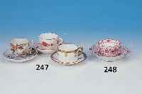 DREI MOKKATASSEN, 1 X MEISSEN, 2. WAHL, 20. JH., ROTER DRACHENDEKOR MIT GOLDSTAFFAGE, 1 X JAPAN, 1 X WEIMAR, ALLE BEMALT, H. 5-6CM