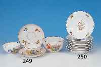 ACHT TASSEN MIT UNTERTASSEN, ROYAL KOPENHAGEN,30ER JAHRE, DAZU SCHALE, BLUMENBEMALUNG, GOLDRAND, H. 4.5/7 CM