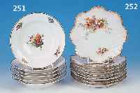 SECHS TELLER, ROYAL KOPENHAGEN, 19. JH., BLUMENBEMALUNG, GOLDRäNDER BERIEBEN, D. 20 CM