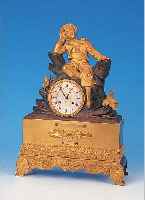 PENDULE, FRANKREICH, UM 1830/40, VERZIERTER MESSINGGUß, IM SOCKEL MIT BLATTDEKOR U. ZWEI FREIEN WIDMUNGSPLAKETTEN, FIGURENBEKRöNUNG EINES ...