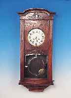 WANDUHR, JUNGHANS, UM 1920/30, VERZIERTES EICHENGEHäUSE ZUM TEIL GESCHNITZT, SCHWUNGBEREICH DES PENDELS FACETT. VERGLAST, ZIFFERBLATT ...