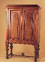 KABINETTSCHRANK, UM 1880/90, NUßBAUM MASSIV UND FURNIERT, Z.T. WURZELNUß, Z.T. EICHEFURNIER, INNEN ZWEI SCHUBLADEN UND EIN ...