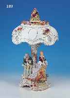 TISCHLAMPE, THüRINGEN, 20. JH., PORZELLAN, VIER LITHOPANIEN, MIT FIGUREN VER- ZIERT, BEMALT, APPLIZIERTE BLUMEN, H. 60 CM, MIN. BEST., ...