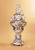 GROßE POTPOURRIVASE, DRESDEN, 20. JH., PORZELLAN, REICH APPLIZIERTER BLUMENDEKOR, BEMALT, VIER GROßE UND SECHS KLEINE PUTTEN, ...