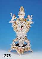 TISCHUHR MIT KONSOLE, DEUTSCH, 20. JH., PORZELLAN, REICH APPLIZIERTER BLUMENDEKOR MIT ENGELN, MIN. BEST., BEMALT UND VERGOLDET, H. 57 CM